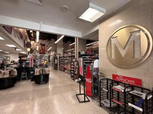 una tienda con una gran señal de M en la pared en Stylish Downtown High-Rise - 2BD en Baton Rouge