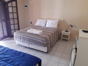 1 dormitorio con 1 cama con 2 toallas en Giardino Mediterraneo en São Pedro