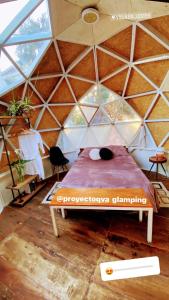 um quarto com uma cama num quarto em forma de cúpula em ProyectoQva Glamping em Villa Ballester