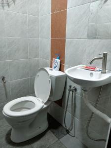 y baño con aseo y lavamanos. en Adiniz@HotSpring Sg Klah en Sungkai