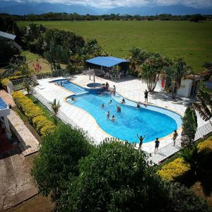 HOTEL EL RUBY في San Martín: اطلالة علوية على مسبح كبير فيه اشخاص