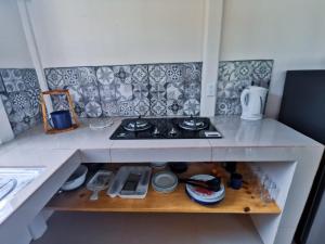 a miniature kitchen with a stove and a counter top at Casa Farolito Rodeada de naturaleza y paz in Hone Creek