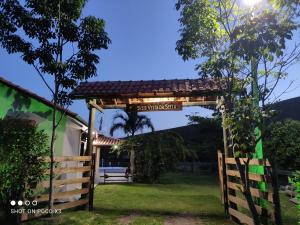 een poort naar de ingang van de tuin van een huis bij Sítio Vista da Serra in Lavrinhas