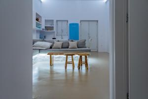 ein Wohnzimmer mit einem Sofa und einem Holztisch in der Unterkunft Aegean Feelings in Piso Livadi