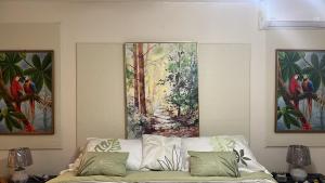 uma sala de estar com um sofá e uma pintura na parede em Tropical Hideaway em Nassau