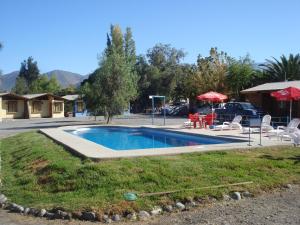 בריכת השחייה שנמצאת ב-Hotel Entre Rios - Salamanca, Chile או באזור