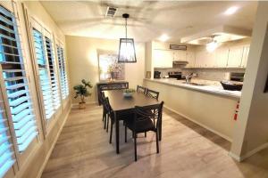 a dining room and kitchen with a table and chairs at Hidden Gem 3bd/2bth 1levl in Hot Springs Village