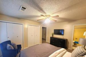 a bedroom with a ceiling fan and a bed at Hidden Gem 3bd/2bth 1levl in Hot Springs Village