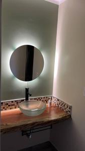 baño con lavabo y espejo en la encimera en Hermosa casa en Cafayate en Cafayate