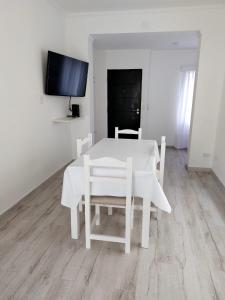 una mesa y sillas blancas en una habitación blanca en Don Quijote Tandil, en Tandil