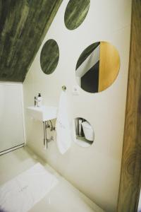 W łazience znajduje się umywalka i lustro. w obiekcie CASA DA RIBEIRA w mieście Viana do Castelo