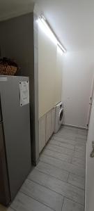 uma lavandaria com um frigorífico e uma máquina de lavar roupa em Semipiso 3 Dormitorios 2 Baños Nueva Córdoba em Córdoba