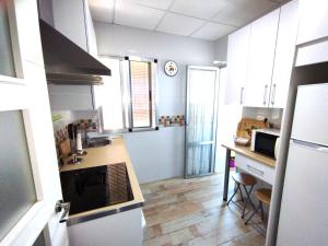 a small kitchen with a counter and a desk at Los Álamos in Mérida