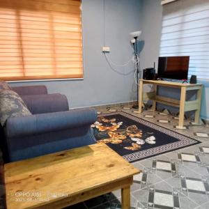 ein Wohnzimmer mit einem Sofa und einem Tisch in der Unterkunft Homestay Kenangan Kemaman in Cukai