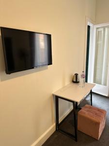 カイロにあるGreat room downtownのテーブルと壁掛けテレビ付きの部屋