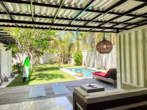 a backyard with a swimming pool and a pergola at Villa KOTAK Surfers Escape Reopening Rates apply now in Selong Belanak
