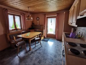 uma cozinha com mesa e cadeiras num quarto em Ferienwohnung Sturm em Ruhpolding