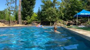 uma criança a nadar numa piscina em Mas Mialou em Saint-Jean-du-Gard