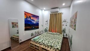 um quarto com uma cama e um quadro na parede em Mihome em Hai Phong