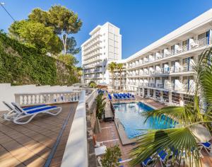 una imagen del patio de un hotel con piscina en Globales Palmanova Palace en Palmanova