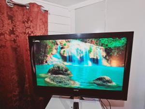 Una televisión o centro de entretenimiento en Kaban Power 7