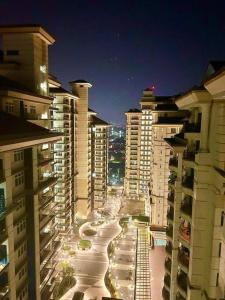 Blick auf eine Stadt in der Nacht mit hohen Gebäuden in der Unterkunft Spacious Home @ Kuching City Ctr in Kuching