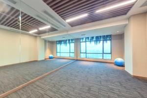 una habitación vacía con una pista de baile con bolas azules en Carnelian Tower at Forescity 4paxes FC4210, en Gelang Patah