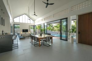 TV a/nebo společenská místnost v ubytování Bingin Breeze