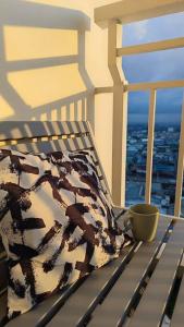 ein Bett auf einem Balkon mit einer Tasse drauf in der Unterkunft Property inactive in Manila