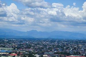 Blick auf eine Stadt mit Bergen im Hintergrund in der Unterkunft Property inactive in Manila