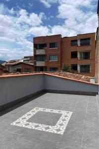 - un toit d'un immeuble avec du carrelage dans l'établissement Cómodo apto, excelente ubicación Sabaneta, à Sabaneta
