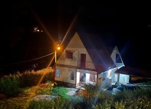 Una casa con una luz encima por la noche en Cabaña Chalet La Lomita, en San Gil