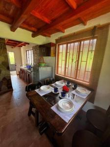 una cocina con una mesa con platos. en Cabaña Chalet La Lomita, en San Gil