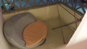 - une vue de tête sur des toilettes avec un siège en bois dans l'établissement Palma Resort, à Hurghada