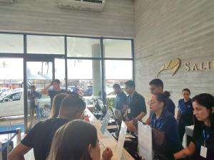a group of people standing around a table with laptops at Apartamento em Salinas Premium Resort in Salinópolis +75 photos