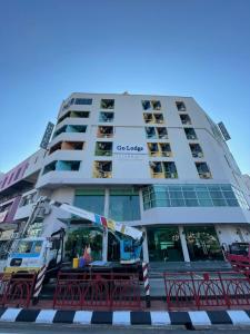 um edifício com uma mesa em frente em Go Lodge Hotel Kuantan em Kuantan