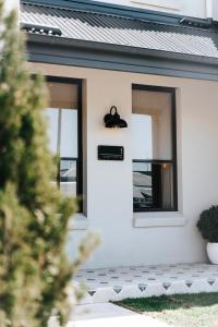 uma casa com um sinal preto no lado dela em McKenna Terraces em Mudgee