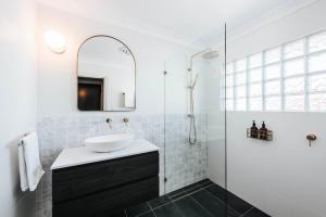 ein Bad mit einem Waschbecken und einer Dusche in der Unterkunft McKenna Terraces in Mudgee