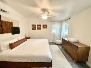 1 dormitorio con 1 cama grande y ventilador de techo en Peaceful Mariposa Home near Yosemite National Park, en Mariposa