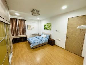 a bedroom with a bed in a room at Hii's Cozy Homestay in Miri