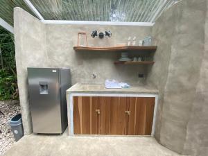 Kitchen o kitchenette sa Serenity Glamping