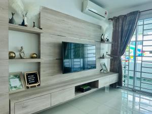 米里的住宿－Hii's Cozy Homestay，客厅设有壁挂式平面电视。