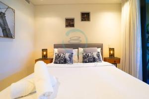 Postelja oz. postelje v sobi nastanitve Zen Seaside 1BR Waterfront Apt