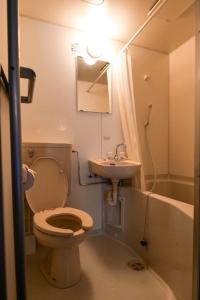 une salle de bain avec toilettes et lavabo dans l'établissement J-Court Oshiage, à Tokyo 57 autres photos