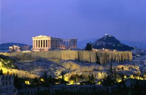 una vista de la acrópolis de Atenas por la noche en Amazon Hotel, en Atenas