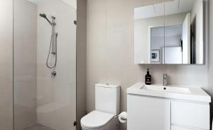 un bagno con wc, lavandino e doccia di The Landing a Newcastle