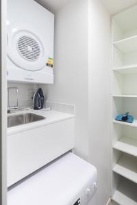 una cucina bianca con lavandino e frigorifero di The Edge a Newcastle