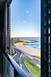 una vista sulla spiaggia dal balcone di un edificio di The Edge a Newcastle