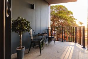 - un balcon avec deux chaises et une plante en pot dans l'établissement The Hideaway, à Newcastle