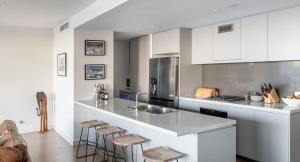 Η κουζίνα ή μικρή κουζίνα στο The Outlook - 2 bed option